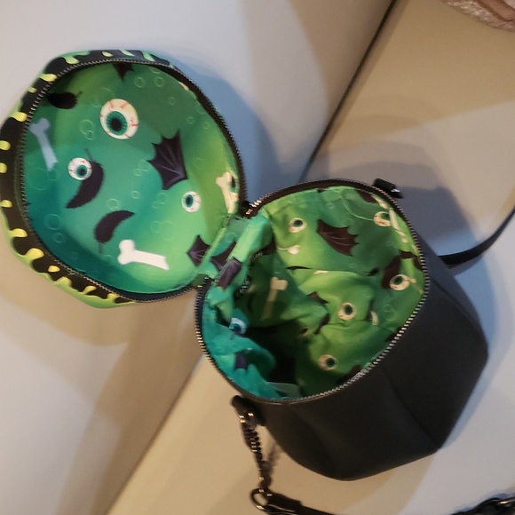 Black cauldron shaped purse NEW - Picture 4 of 5